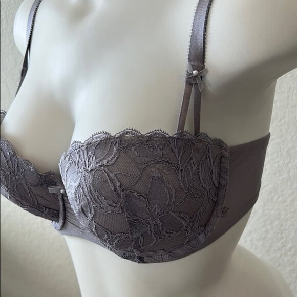 Victoria's Secret Gray Lace Underwire Bra with Scalloped Edges - Picture 3 of 6